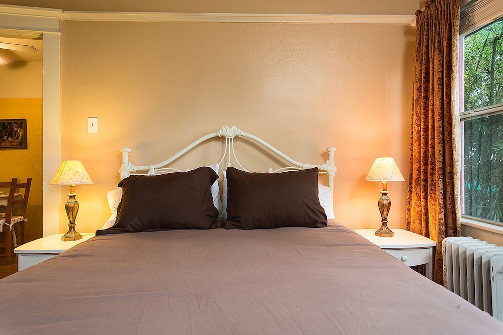 Hollywood Hills Suites