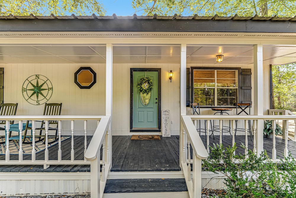 2BR Dog-friendly Home Near Lake w/ Fire Pit
