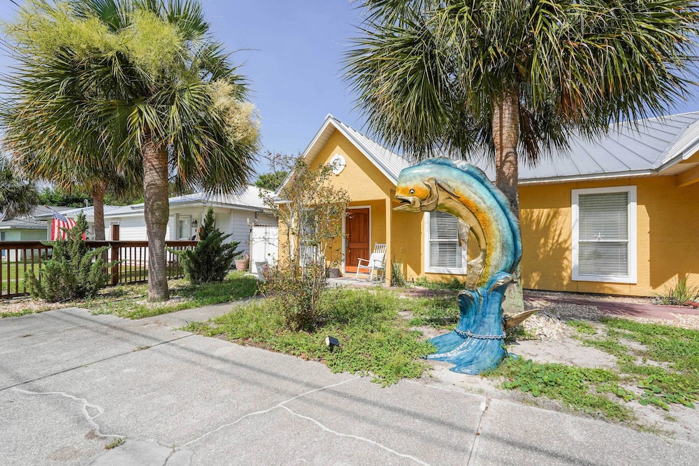 Breezy PCB Vacation Rental w/ Lanai, Walk to Ocean