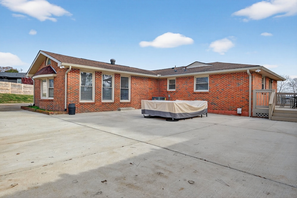 Quiet Retreat Near Opryland & Airport 4 Bedroom Home