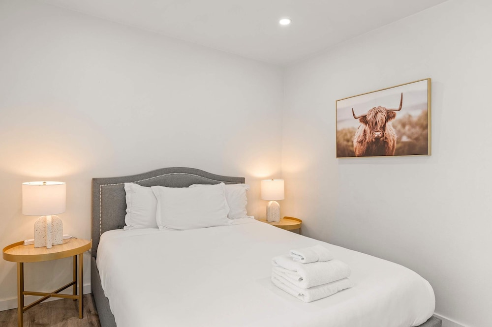 Clean Cozy Apartment Near LA Top Attractions 5