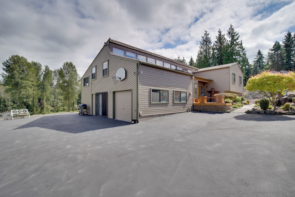 Pet-friendly Auburn Home on 3 Acres