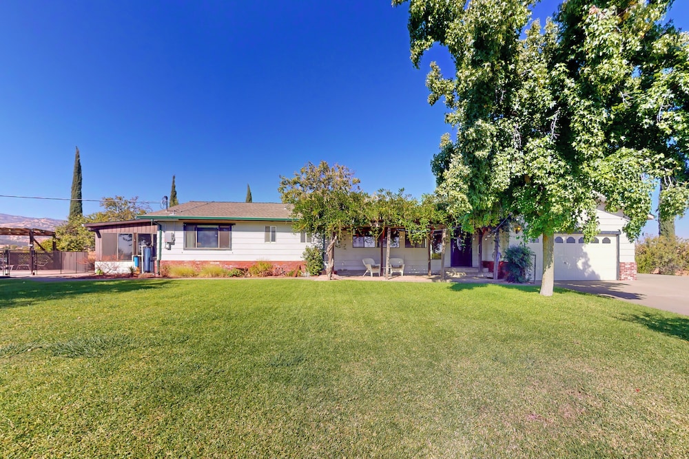 4BR Sierras-view Home w/ Pool & A/C - Dogs OK