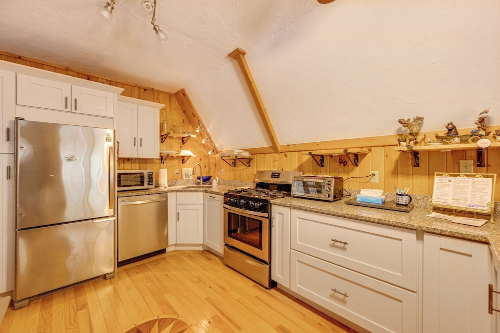 Walk to Beach & Playground: Charming Madison Cabin