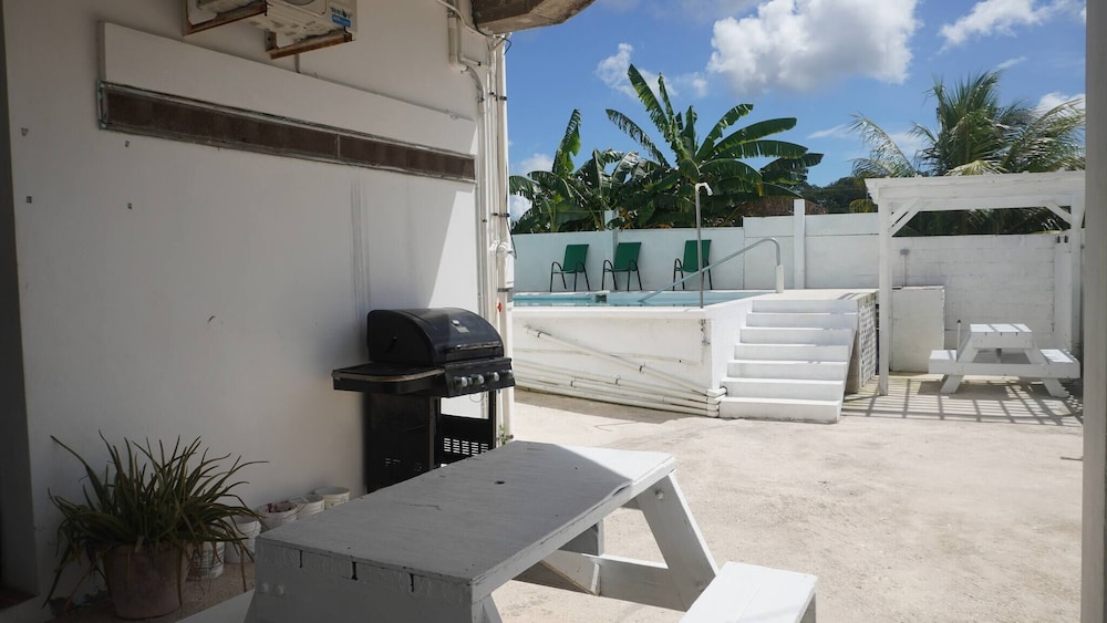 Poolside Seaview Studio With Infinity Pool & Overwater Deck Near Airport, 1st FL