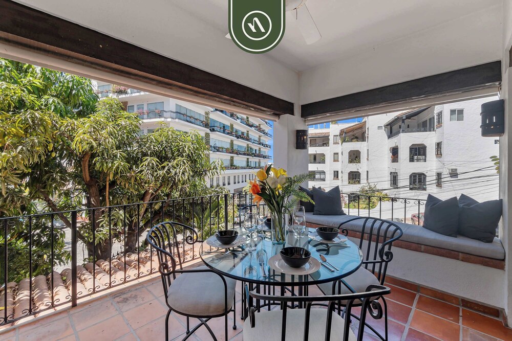Stylish 2 BR Condo in Romantic Zone - Rooftop Pool