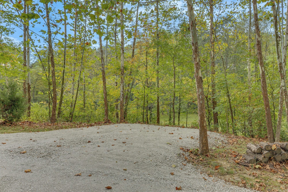 Cottage Close to Caves & Trails in Hocking Hills!