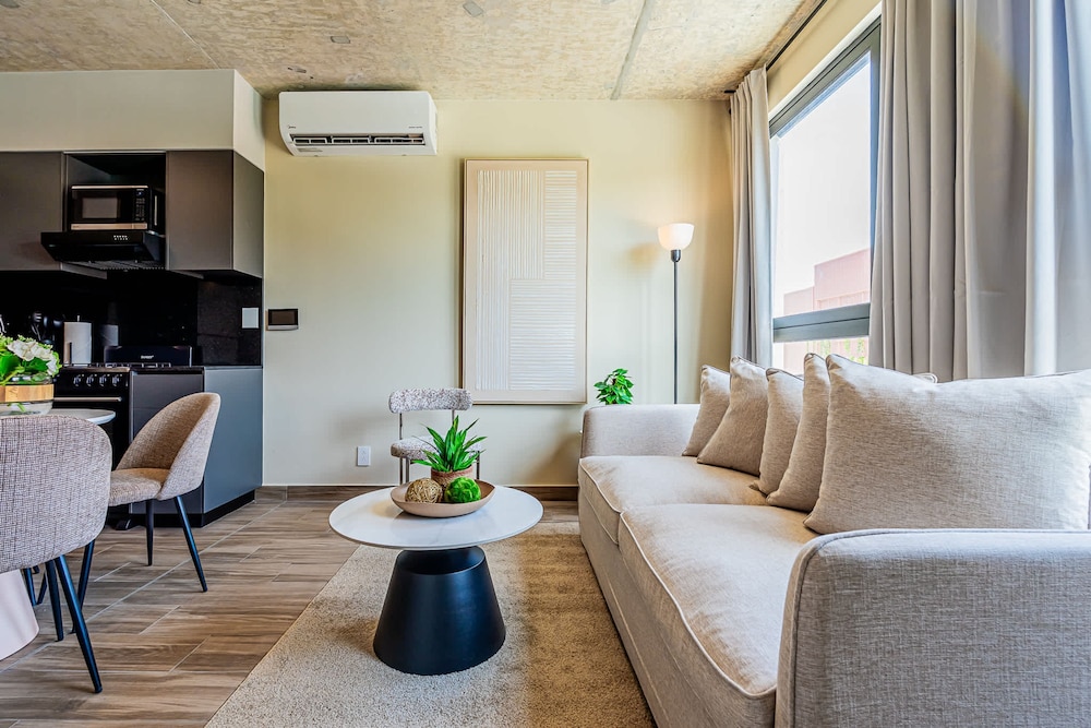 w Splendid 1BR in the Heart of Centriqo