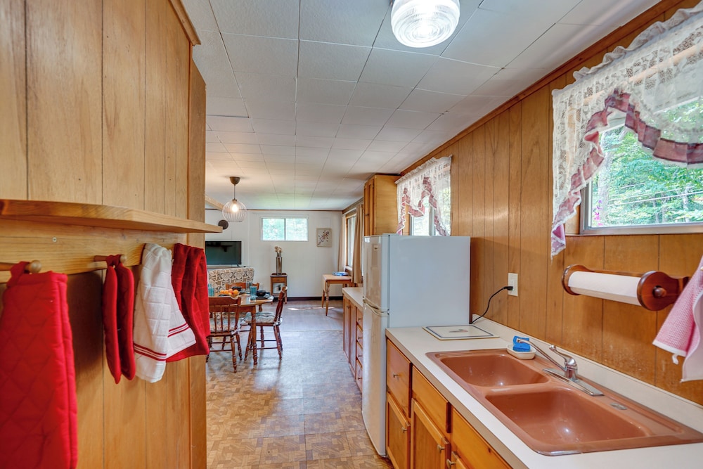 Cozy Becket Cottage Escape w/ Lake Access!