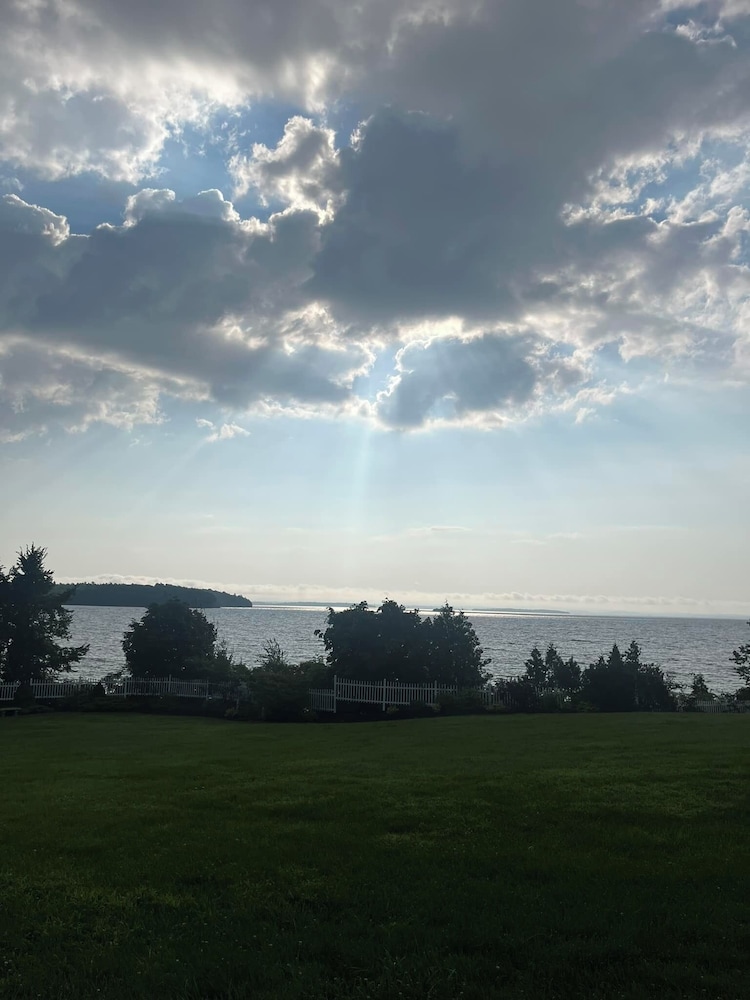 Valcour Inn & Boathouse