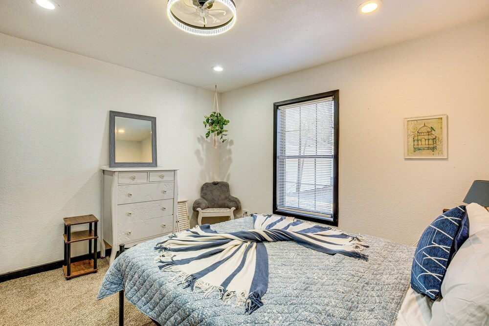 Grills, Fire Pit & Yard: Central Granbury Home!