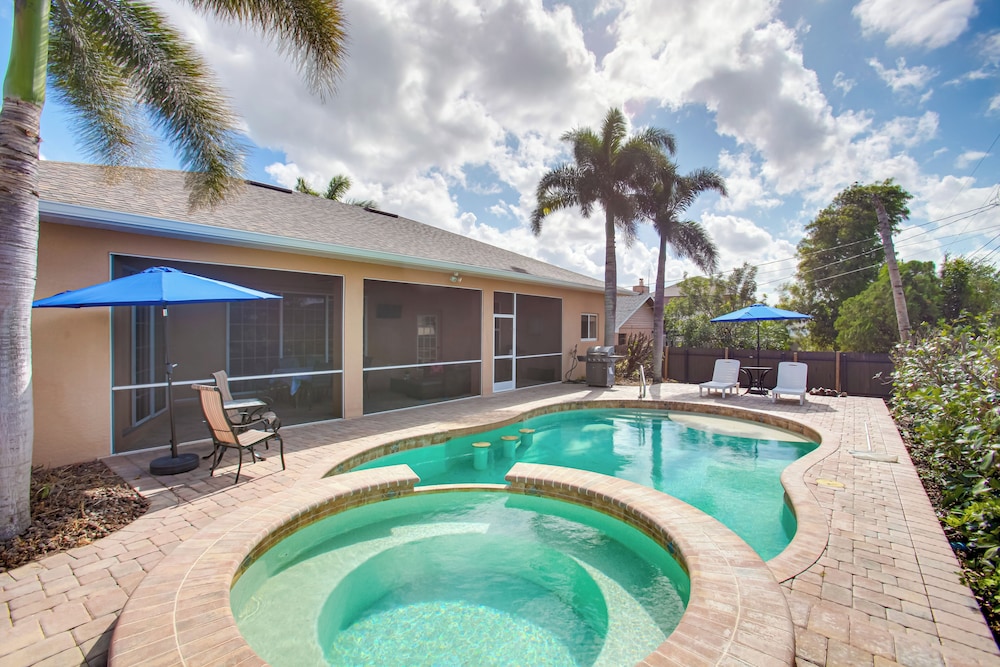 9 Mi to Downtown Fort Myers: Home w/ Lanai + Grill