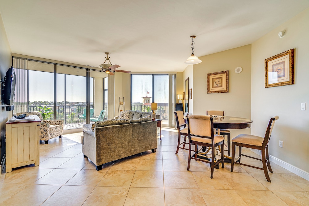 Walk to Marina + Restaurants: Cape Coral Escape!