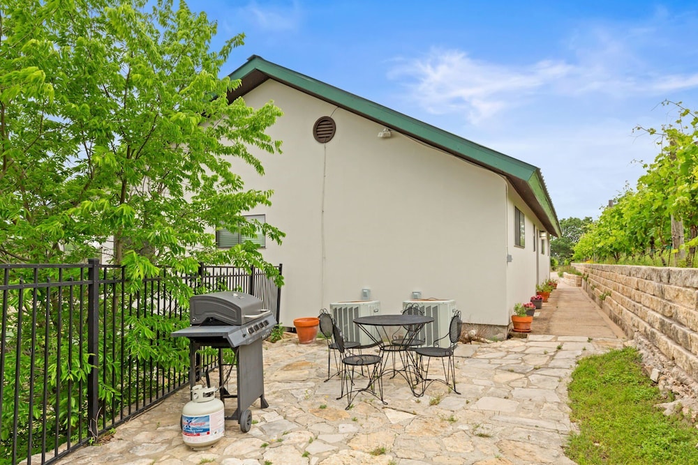 Shiraz Haus - Unit B