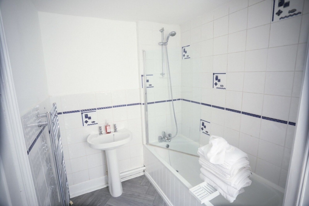 2-bed Apartment, Sleeps 6, 8-min Walk to Centre