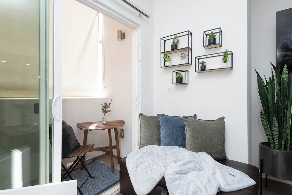 Hollywood Apartment Near Walk of Fame