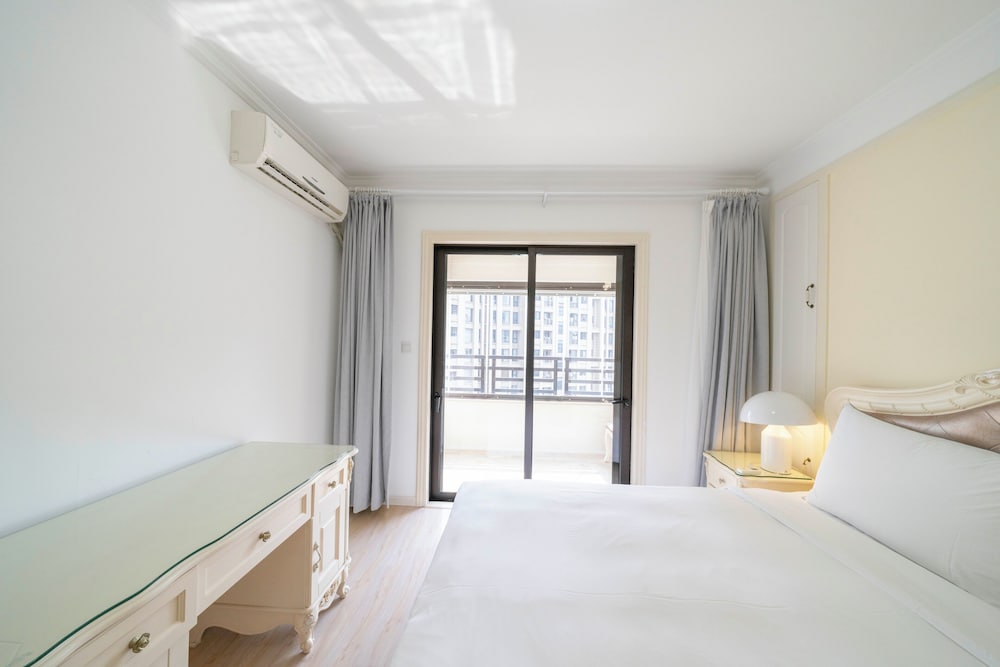 Tyms 2BR APT Xujiahui Dacheng Residence