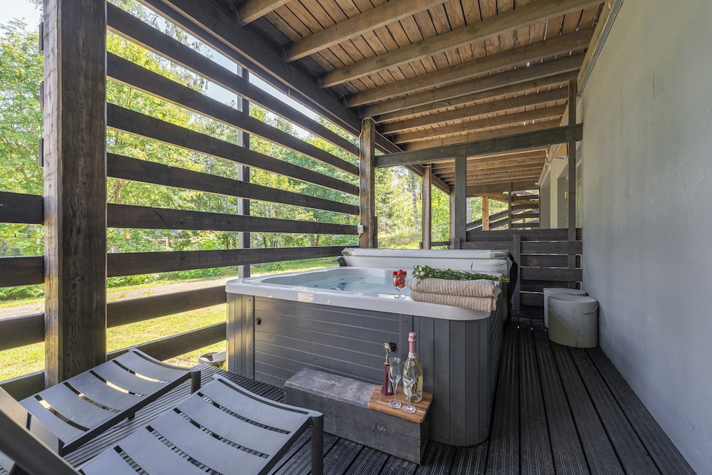 Scenic Lakeside Cabin in Tahko - Hot Tub