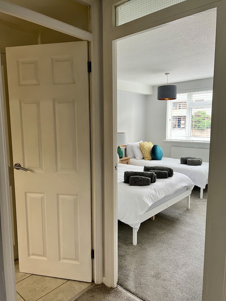BookedUK - Lovely 2BR Flat in Hoddesdon view 4
