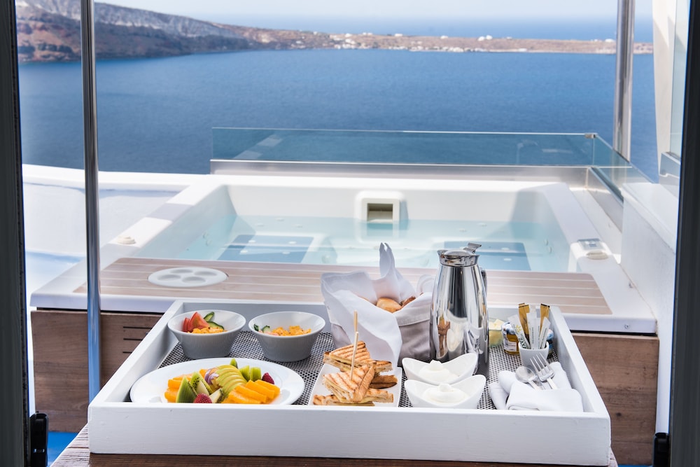 Hyperion Oia Suites