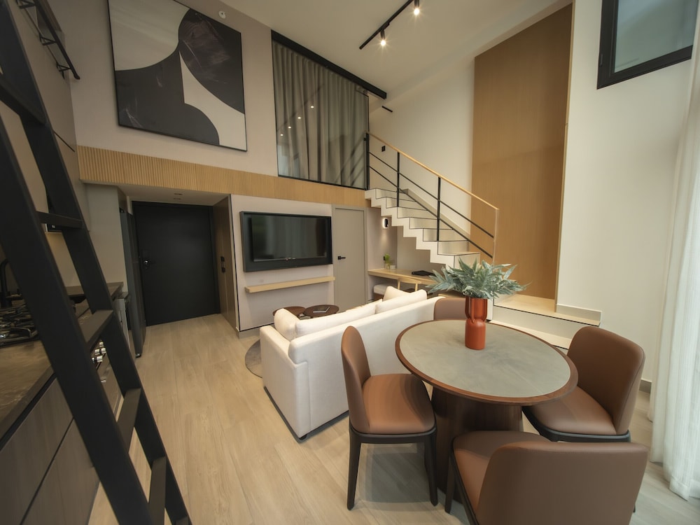 Elegant 1BR Apartment With Shared Pool and gym