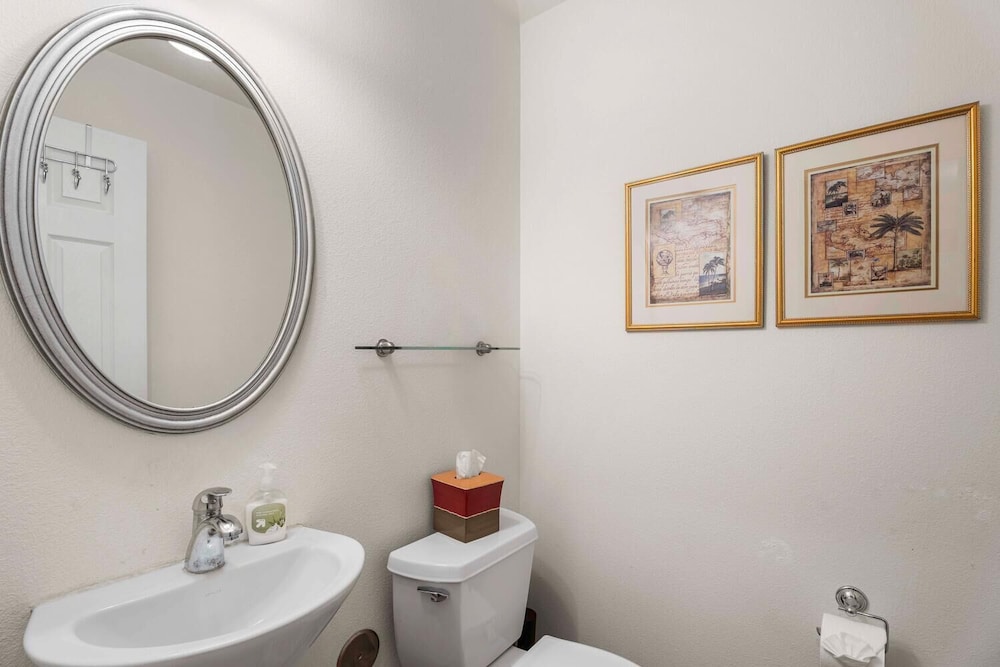 Spacious Townhome - Close to Beaches & Shopping! - Vrkcv