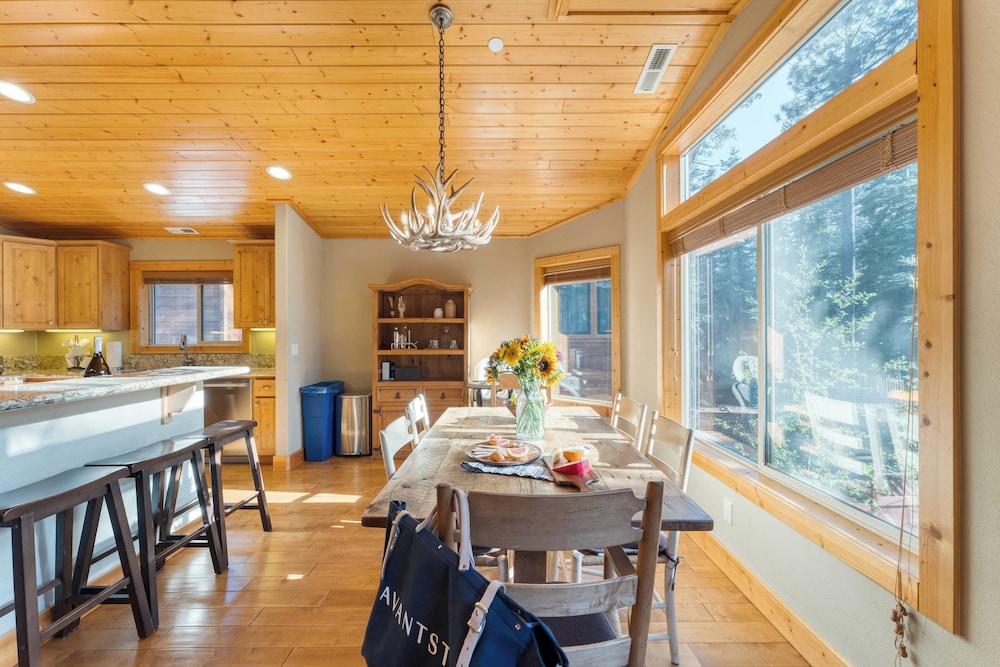 Washoe Chalet by Avantstay Game Room, Hot Tub, Putting Green & Fire Pit