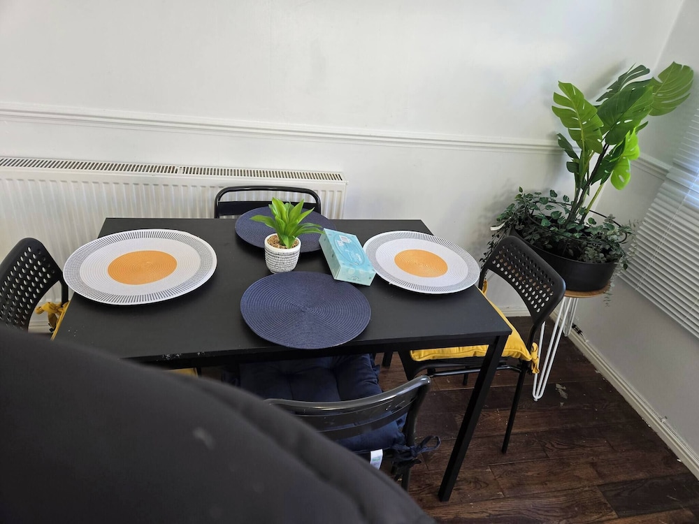 Tranquil Getaway in Wolverhampton - Perfect for Relaxation
