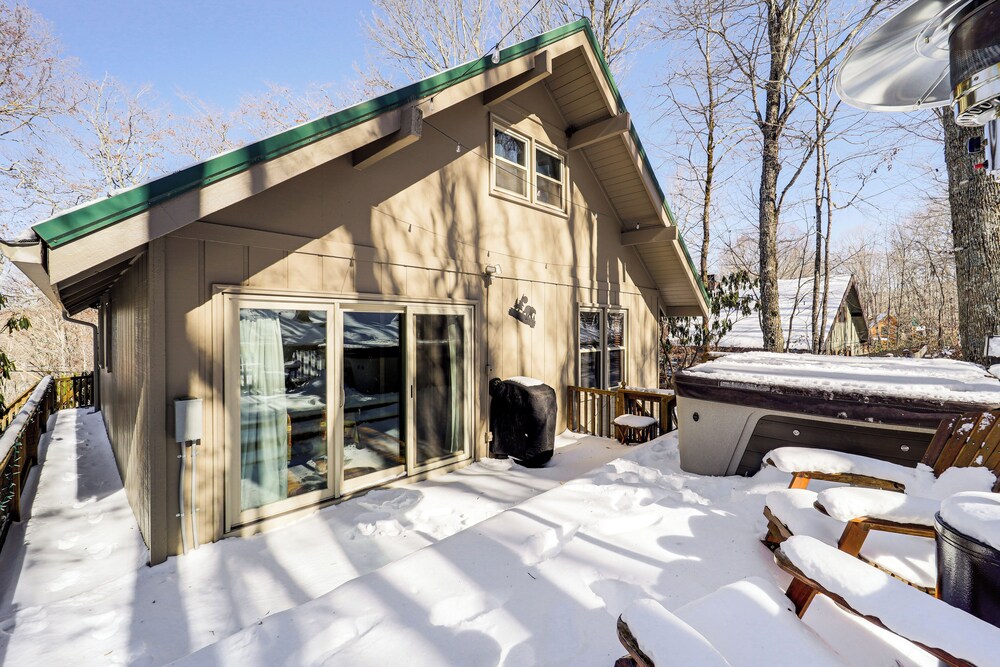 2 Mi to Skiing: Blue Ridge Mtn Cabin w/ Hot Tub!