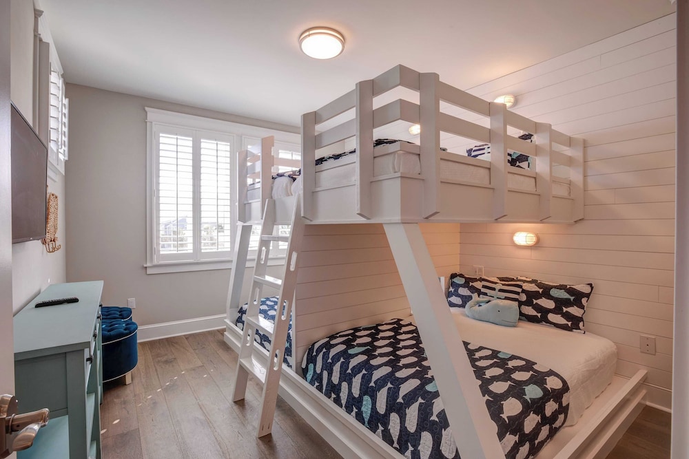 Coconut Cove by Avantstay Deck w/ Hot Tub, Access to 2 Pools