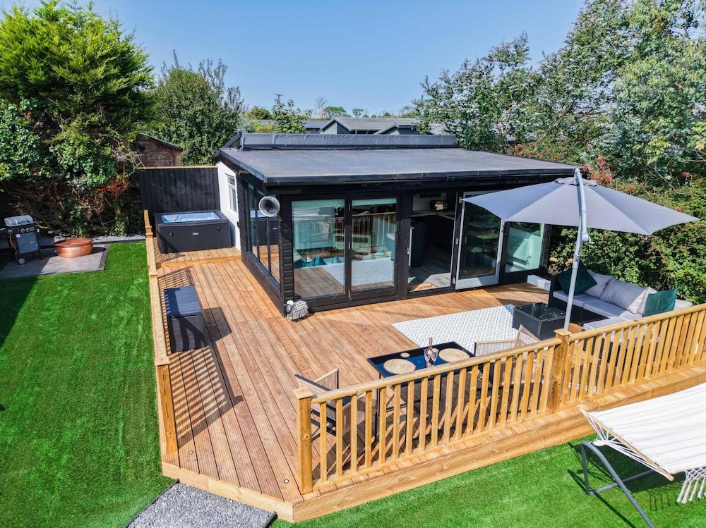Cedars Lodge - Hot Tub - Penally - Tenby