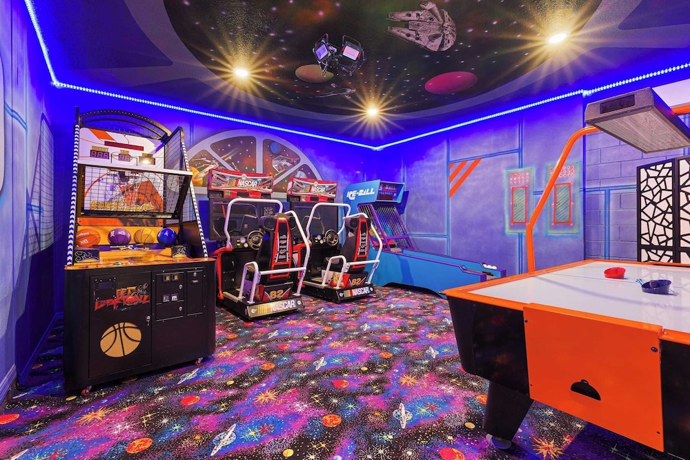 Sleeps 20! Resort Home Near Disney, Pool+game Room Twice-as-nice by Avantstay