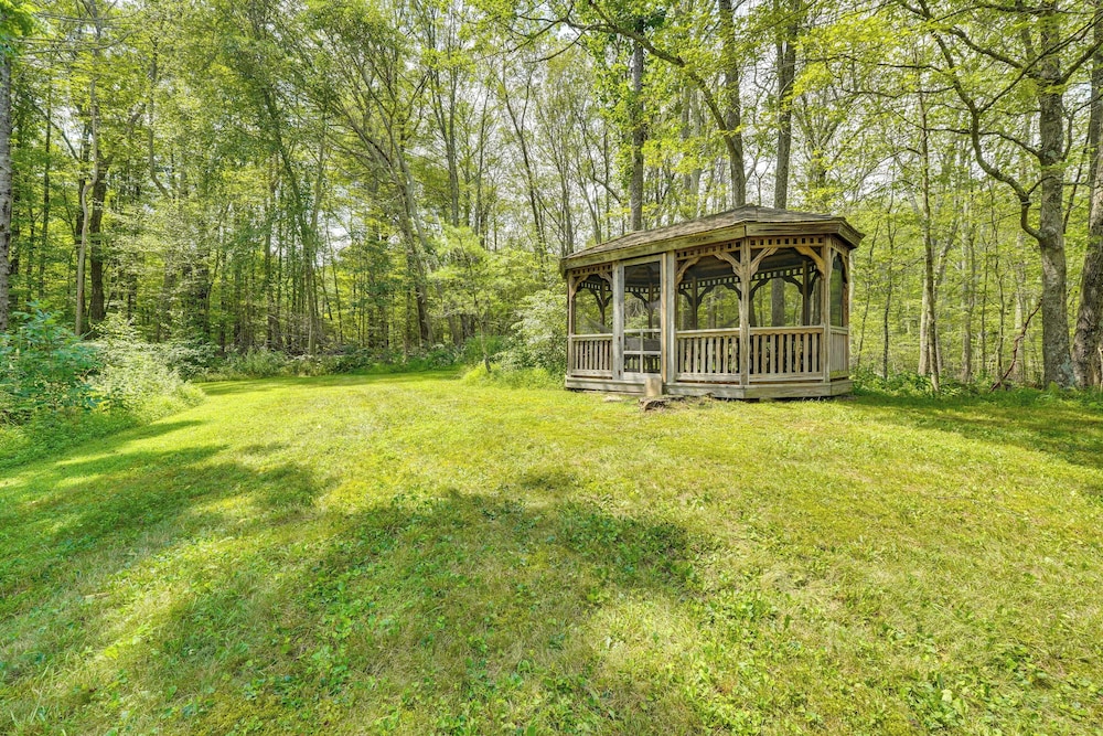 Highland 1850s Studio Barn on Sprawling 4.5 Acres!