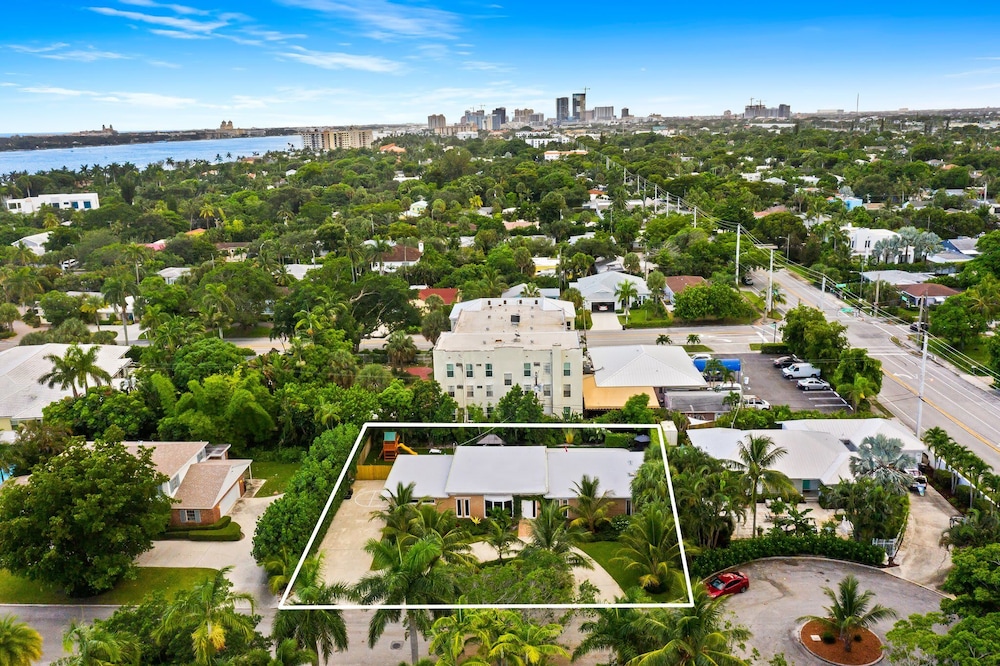 4BR Intracoastal Retreat With Pool, Games & More!