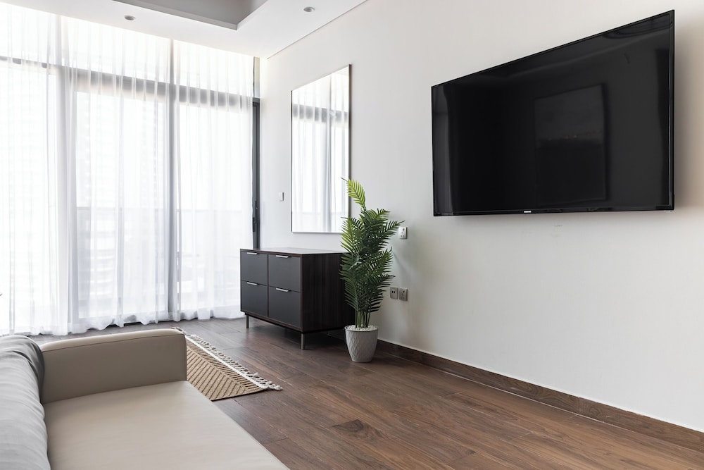 SIMPLY COMFORT Skyline Apts at Nobles Tower with Luxury Burj View