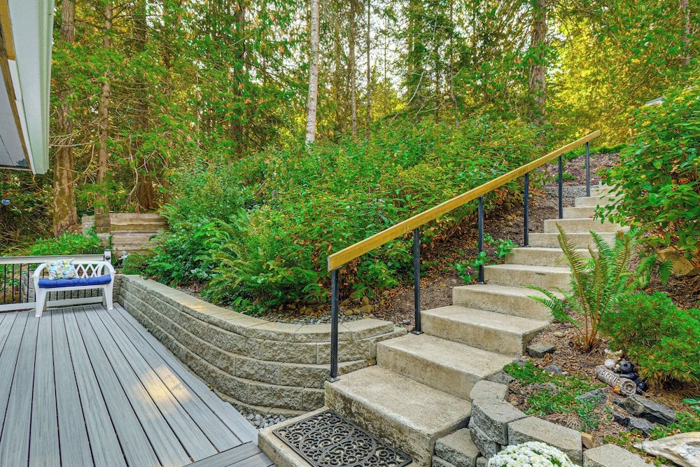 Outdoor Kitchen & Canal Views: Cabin in Quilcene!
