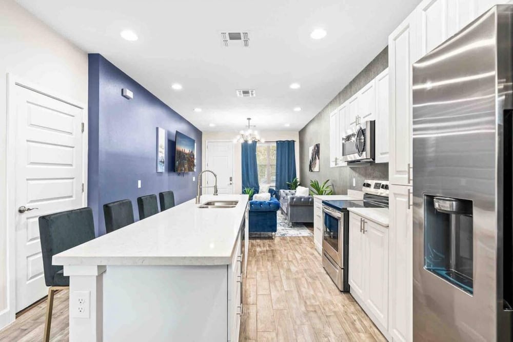 Super Epic- Sleeps 32 TWO Separate Townhomes