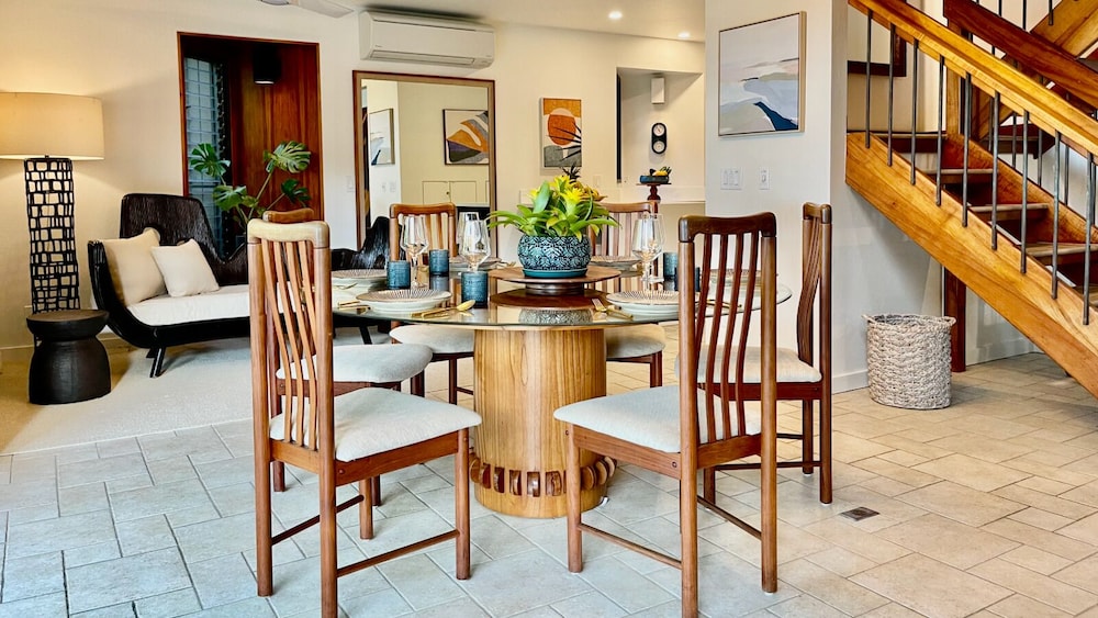 Sophisticated Oceanfront Retreat - Air-conditioned - Walk to Beach - Vrkcv