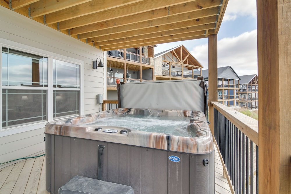 Table Rock Lake View & Games Galore: Family Lodge