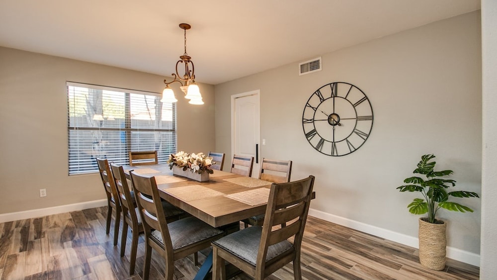 Massive 5 Bdrm Getaway W/pool, Hot Tub, Game Room!