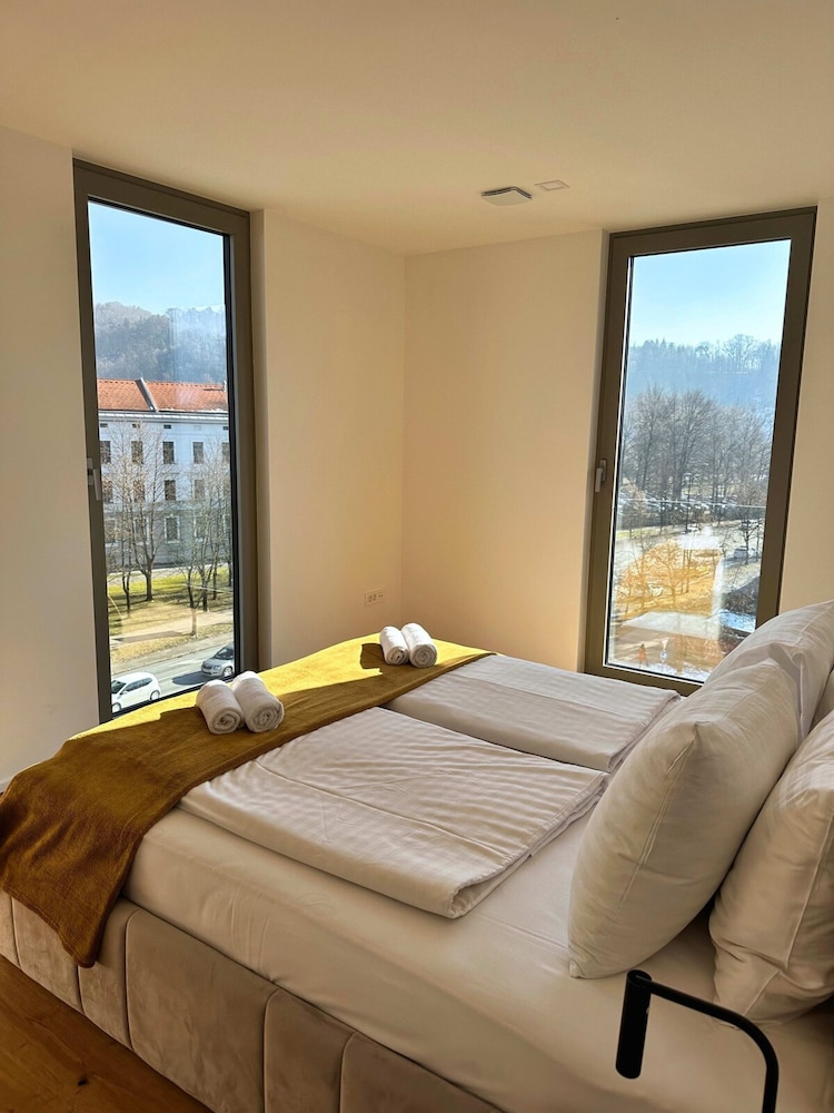 Garden Residence - Premium Castle View Apartment