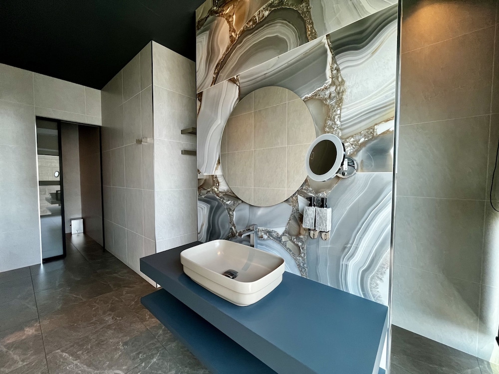 128 LIM - 2002 Stay Only Tower Suite