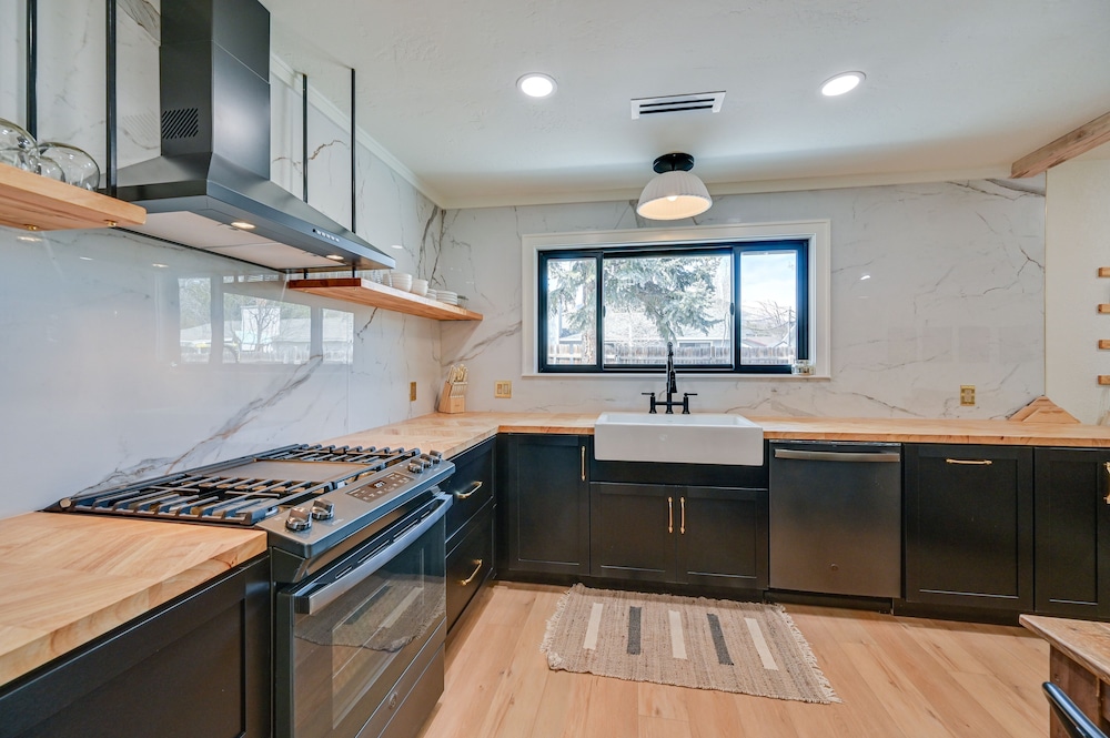 Stylish Flagstaff Home: Close to Hiking & Fishing! view 3