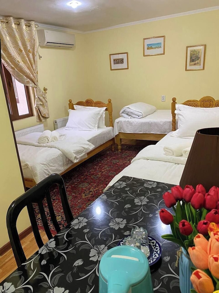 Family Guest House Parivash