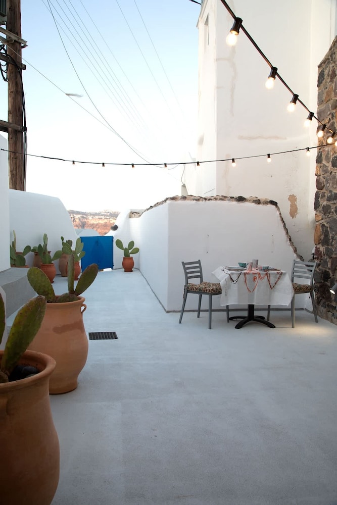 Amphora Charm Suite - Akrotiri Escape