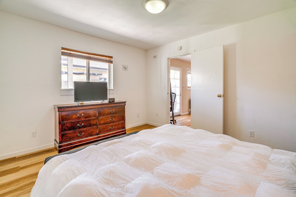 Walk to Poplar Beach: Cozy Coastal Getaway w/ Yard