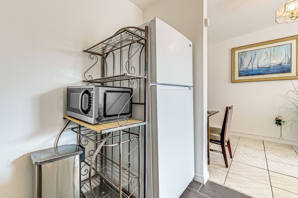 < 1 Mi to Hudson Beach: Waterfront Apt w/ Dock
