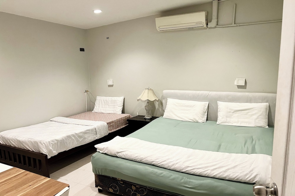 Orchid Hostel Near Bumrungrad Hospital and Nana Market