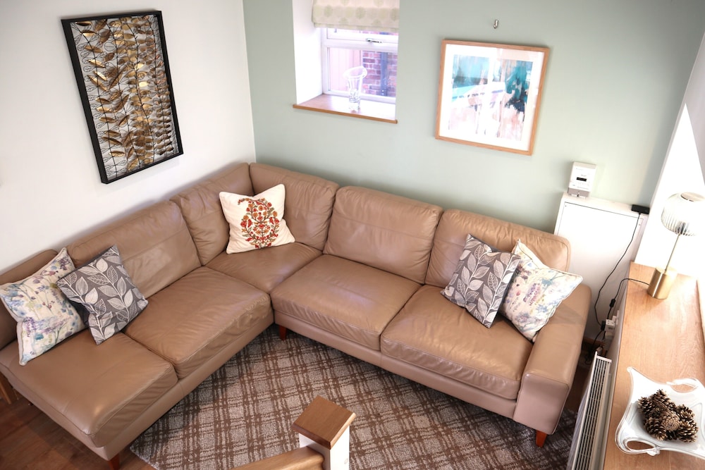 Knutsford Vacations - Charming 2-bed Cottage, Beautiful Views, Knutsford - Property Image 16