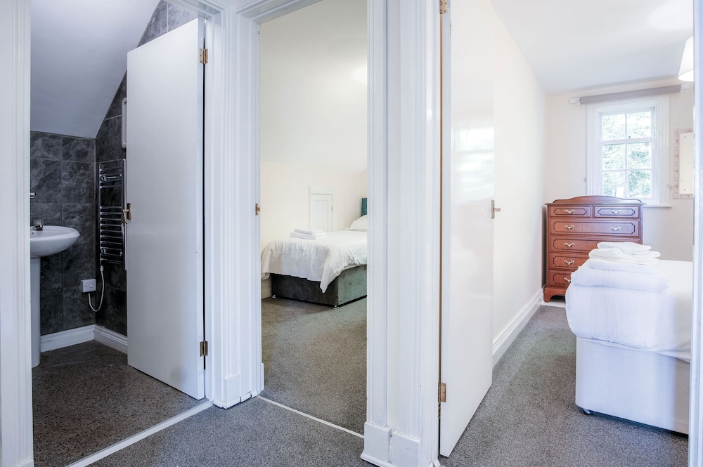 The Gatehouse - 2 Bedroom Apartment - Pendine view 3